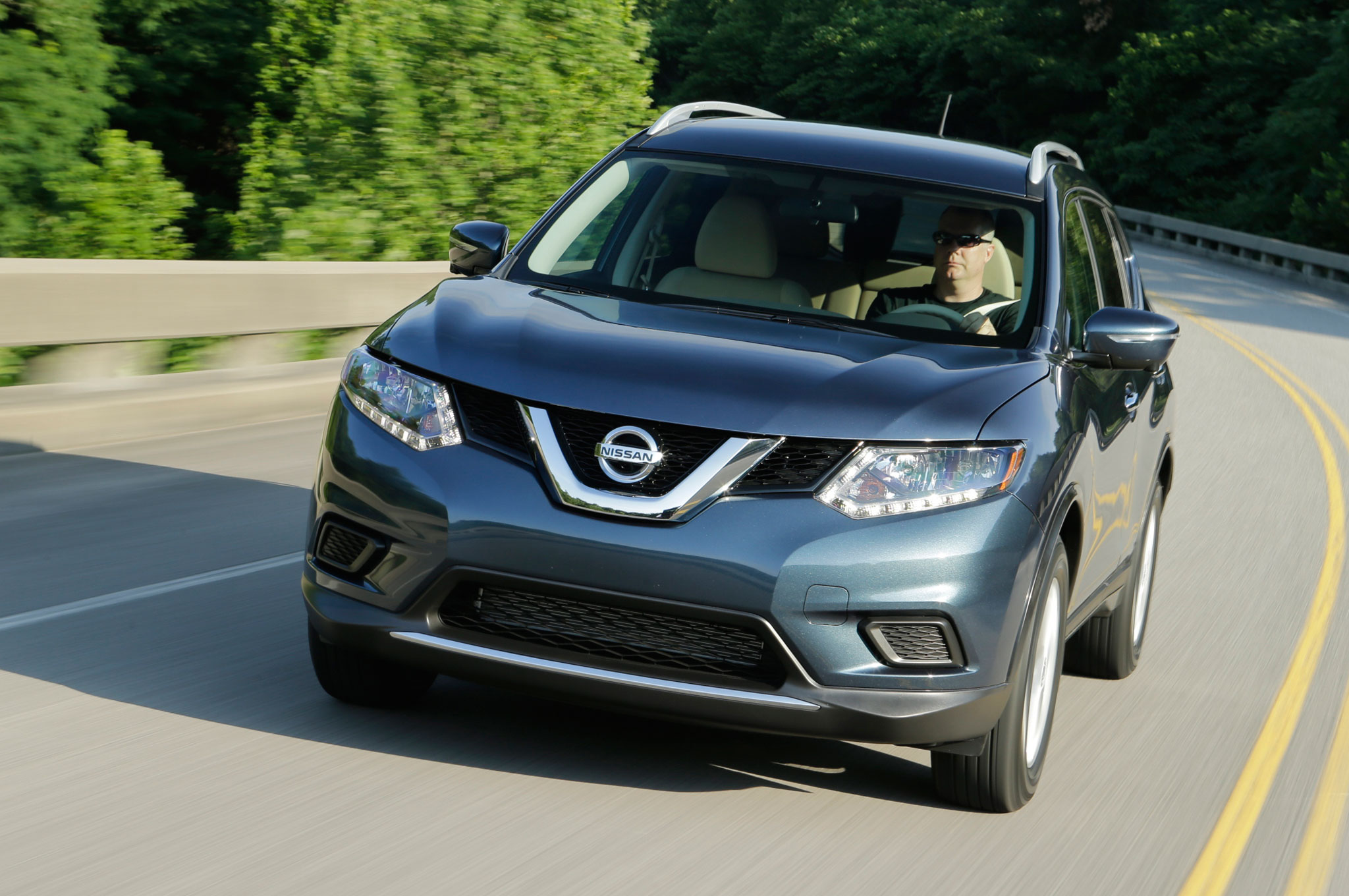 Comparison Nissan Rogue Suv 2015 Vs Nissan Rogue 2017 Suv Drive